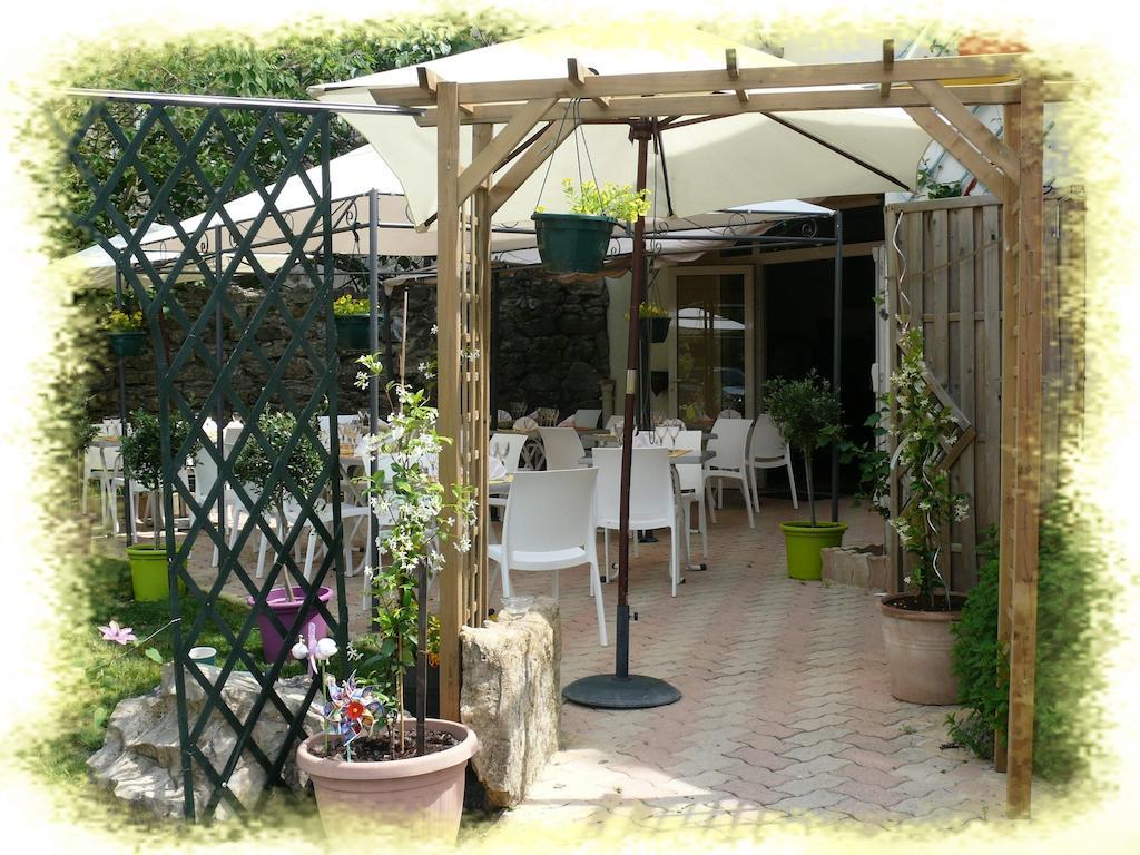 Auberge De La Couronne Lablachère Exteriör bild